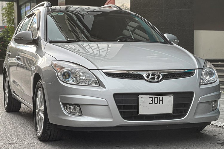  Hyundai i30 CW tại Việt Nam là mẫu xe hatchback hạng C xuất hiện vào giai đoạn những năm 2009-2010. Cùng với Hyundai Sonata, SantaFe, Tucson, Hyundai i30 CW là một trong những mẫu xe đặt nền móng cho sự xuất hiện của thương hiệu xe Hàn Quốc ở Việt Nam.