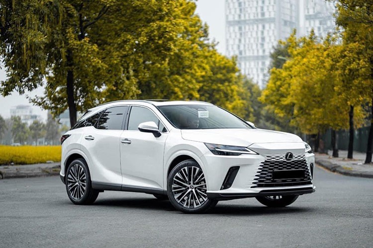 Tham khảo thị trường xe đã qua sử dụng, một chiếc  Lexus RX 350 sản xuất năm 2023 hiện đang được chào bán với mức giá khoảng 3,5xx tỷ đồng. Theo người bán cho biết, đây là phiên bản Premium với ngoại thất màu trắng và nội thất màu da bò. Xe mới chạy được quãng đường 20.000 km, một con số khá khiêm tốn.