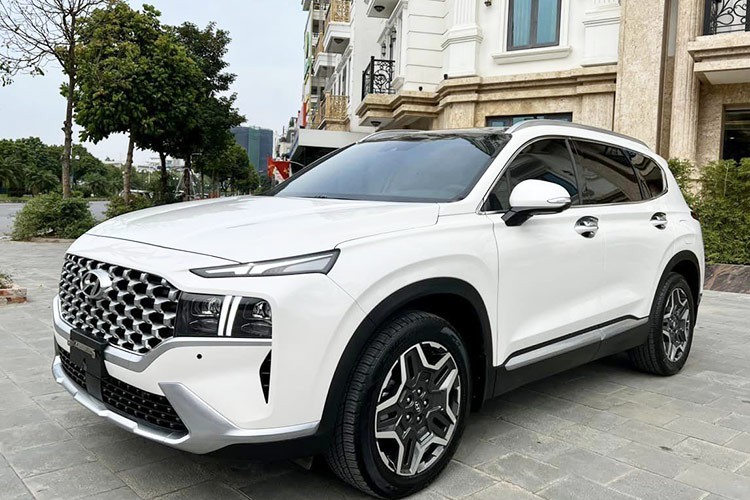 Hyundai SantaFe 2025 thế hệ mới đã chính thức ra mắt Việt Nam với 5 phiên bản, bao gồm Exclusive, Prestige, Calligraphy 2.5 7 chỗ, Calligraphy 2.5 6 chỗ và Calligraphy 2.5 Turbo. Một trong những điểm đáng chú ý nhất của mẫu SUV hạng trung này chính là việc bị cắt động cơ diesel. Điều này tạo cơ hội cho các đại lý tăng giá cho những chiếc  Hyundai SantaFe máy dầu đời cũ.