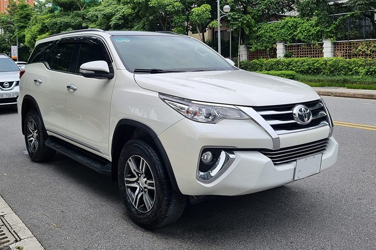  Toyota Fortuner 2.7V 4×2 đời 2017 được ra mắt tại thị trường Việt Nam vào tháng 1/2017, đánh dấu sự xuất hiện của thế hệ hoàn toàn mới. Điểm đặc biệt là thế hệ này được nhập khẩu nguyên chiếc từ Indonesia thay vì lắp ráp trong nước. Động thái này của Toyota được xem là nhằm đón đầu chính sách miễn thuế nhập khẩu, có hiệu lực từ năm 2018.