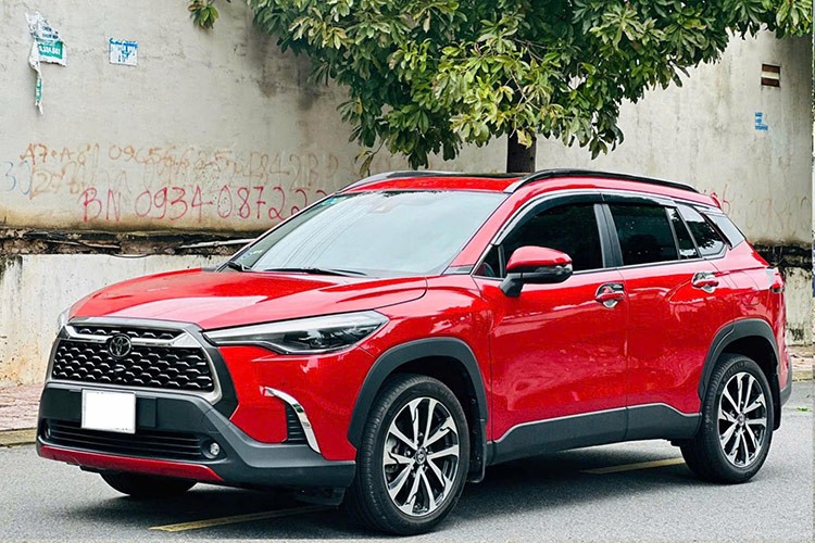  Toyota Corolla Cross tại Việt Nam là một trong những mẫu SUV cỡ B rất được người dùng Việt ưa chuộng bởi nó mang thương hiệu "thiện lành", dù giá xe khá cao so với mặt bằng chung của phân khúc. Hiện tại, có rất nhiều bài đăng rao bán Toyota Corolla Cross trên sàn xe cũ với nhiều mức giá và tình trạng khác nhau.