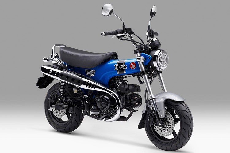  Honda Dax ST125 2025 mới ra mắt tại thị trường Indonesia vẫn giữ nguyên thiết kế với kết cấu khung sườn bằng thép chữ T. Trên thân xe, huy hiệu mang hình ảnh chó Dachshund với chiếc mũ bảo hiểm trên đầu.