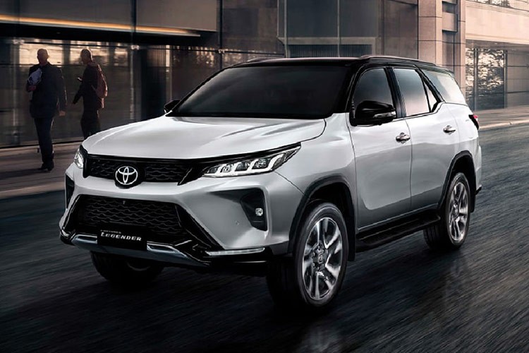 Mẫu xe SUV Toyota Fortuner thế hệ hiện tại đã có mặt trên thị trường từ năm 2015. Để duy trì sức hút của mẫu xe gần 10 năm tuổi này, hãng Toyota đã thường xuyên tung ra các phiên bản nâng cấp nhẹ. Mới đây, hãng đã làm điều tương tự khi bổ sung phiên bản cho  Toyota Fortuner Leader 2024 mới ở thị trường Thái Lan. 