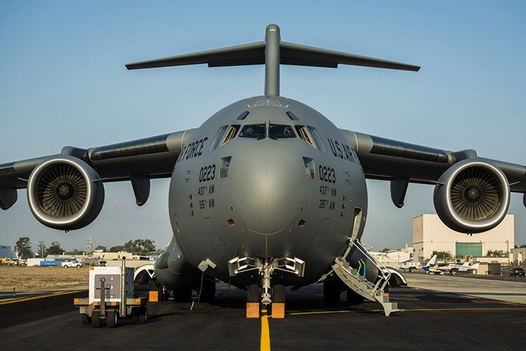  Ngựa thồ Boeing C-17 Globemaster III là máy bay vận tải quân sự hạng nặng được hãng McDonnell Douglas phát triển cuối thập niên 1980 nhằm mục đích vận chuyển chiến lược và chiến thuật, cho phép đưa trang thiết bị vũ khí và binh sĩ Mỹ đến mọi địa điểm trên thế giới, cũng như sơ tán thương binh và thả lính dù.