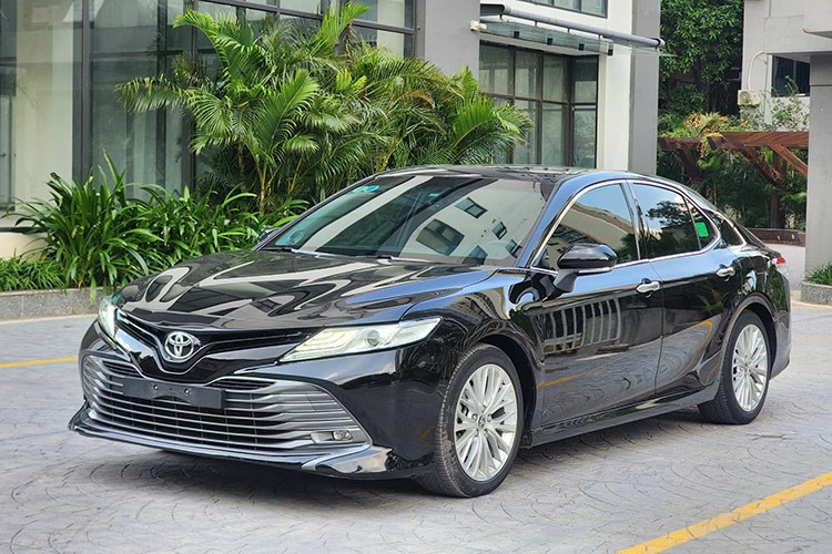 Trên sàn xe cũ Hà Nội mới đây, một chiếc  Toyota Camry sản xuất 2021 đang được chào bán với mức giá khoảng 9xx triệu đồng. Người bán cho biết, xe thuộc phiên bản 2.5Q (bản cao cấp nhất), ngoại thất và nội thất màu đen sang trọng và đã lăn bánh khoảng hơn 50.000 km.