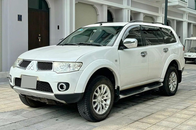 Trên thị trường xe đã qua sử dụng hiện nay, một salon đang chào bán chiếc  Mitsubishi Pajero Sport sản xuất 2013 mức với giá 330 triệu đồng. Đây là con số thậm chí còn thấp hơn giá khởi điểm của một chiếc Kia Morning cỡ A (có giá từ khoảng 349 đến 424 triệu đồng).