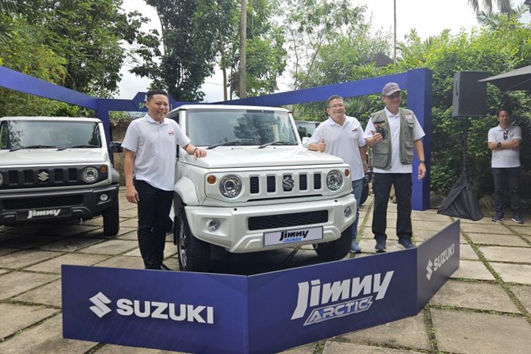 Naza Eastern Motors đã thu hút sự chú ý của giới yêu xe tại Malaysia khi ra mắt phiên bản đặc biệt  Suzuki Jimny Arctic 2024 mới trong khuôn khổ sự kiện Jimny Lifestyle Drive. 