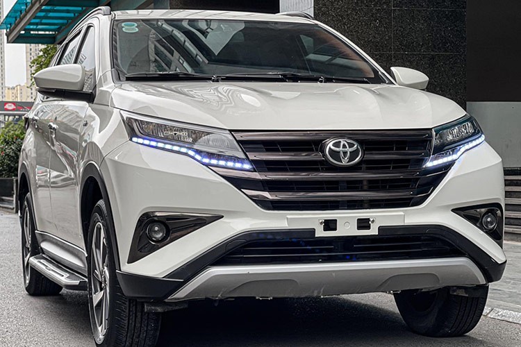 Toyota Rush được giới thiệu lần đầu tại thị trường quốc tế cách đây hơn một thập kỷ nhưng đến cuối năm 2018 mới chính thức được đưa về Việt Nam. Với thiết kế hướng đến sự tiện nghi và đa dụng, mẫu SUV hạng B này nhanh chóng nhận được sự quan tâm của người tiêu dùng. Tuy nhiên, đến năm 2022,  Toyota Rush bị khai tử tại Việt Nam để nhường chỗ cho Toyota Veloz Cross.