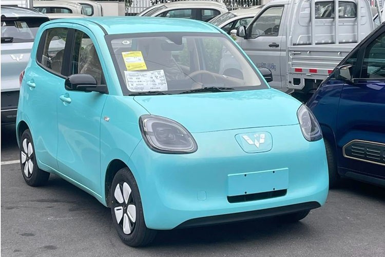 Các đại lý tại Trung Quốc mới đây đã tiết lộ  Wuling Hongguang Mini EV 2025 mới, phiên bản năm cửa thế hệ thứ tư đã có mặt tại các cửa hàng và dự kiến sẽ chính thức ra mắt vào năm 2025. Điểm nhấn đầu tiên trên Wuling Hongguang Mini EV thế hệ thứ tư là sự thay đổi trong thiết kế ngoại thất, nhưng vẫn giữ được những đặc trưng vốn có của dòng xe này.