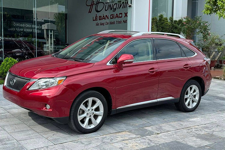 Những chiếc  Lexus RX350 tại Việt Nam lần đầu cập bến vào năm 2009 và được nhiều đại gia Việt ưa thích không chỉ vì ngoại hình sang trọng mà còn bởi độ bền cao, ít hỏng hóc và chi phí bảo dưỡng rẻ hơn các đối thủ cùng thời.