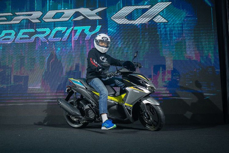  Yamaha Aerox Alpha 2025 mới được biết tới chính là NVX 155 tại thị trường Việt Nam là dòng tay ga thể thao hướng tới nam giới. Và với dòng Aerox Alpha vừa trình làng, nhà sản xuất Nhật Bản đem tới cho người dùng một mẫu tay ga mang phong cách super sport scooter với những trang bị cao cấp ấn tượng được lấy từ đàn anh Nmax.