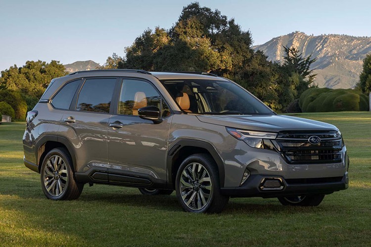 Subaru đang gấp rút hoàn thiện để ra mắt phiên bản hybrid của dòng SUV Forester tại thị trường Mỹ. Theo thông tin được hãng tiết lộ trên trang web chính thức, mẫu xe  Subaru Forester hybrid 2025 mới này sẽ có mặt trên thị trường vào giữa năm 2025.