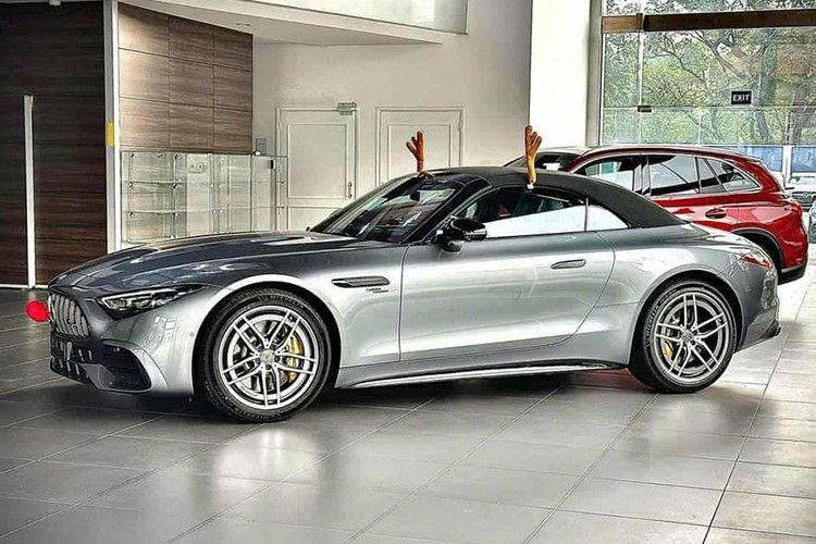 Mẫu xe thể thao mui trần hiệu suất cao  Mercedes-AMG SL43 có giá gần 7 tỷ đồng tại Việt Nam, nổi bật với công nghệ turbo điện từ xe đua. Đây được xem là đối thủ cạnh tranh trực tiếp với Porsche 911 thế hệ 992, SL43 mang đến trải nghiệm lái đỉnh cao cho những người đam mê tốc độ và phong cách. 