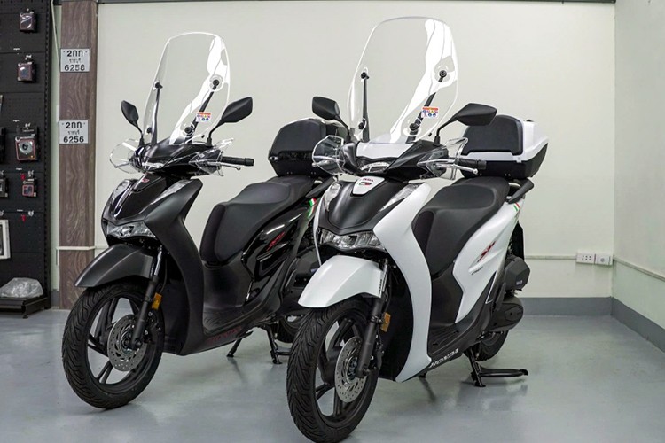  Honda SH150i Sport Edition 2025 mới vừa được một đơn vị nhập khẩu tư nhân ở TP HCM về thị trường Việt Nam. Mẫu xe này được sản xuất tại nhà máy Honda đặt tại Atessa (Ý) và là phiên bản mới nhất của dòng xe tay ga cao cấp Honda SH.