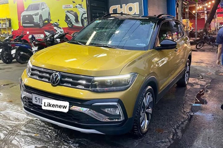 Chiếc  Volkswagen T-Cross đã qua sử dụng được rao bán thuộc bản Luxury cao cấp nhất. Xe được sản xuất vào năm 2022 nhưng mới đăng ký vào tháng 9/2024 với odo chỉ khoảng 1.000 km. Người bán báo giá mẫu CUV/SUV cỡ B này là 799 triệu, ngang với giá mua mới của Mazda CX-5 (từ 729 triệu), Ford Territory (từ 759 triệu đồng).