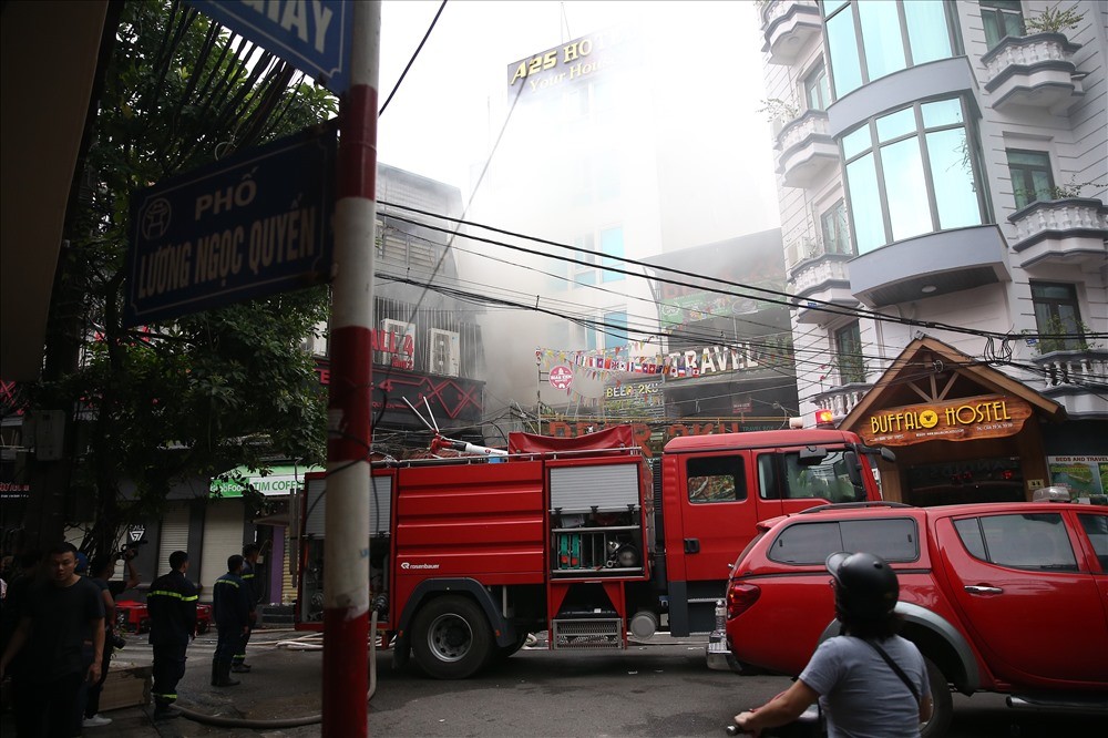 Vụ  cháy khách sạn A25 xảy ra vào khoảng 4h ngày 17/6, trên phố Lương Ngọc Quyến, Hà Nội. Được biết, tại thời điểm xảy ra cháy trong khách sạn có 36 người. Ảnh: Sơn Tùng. 