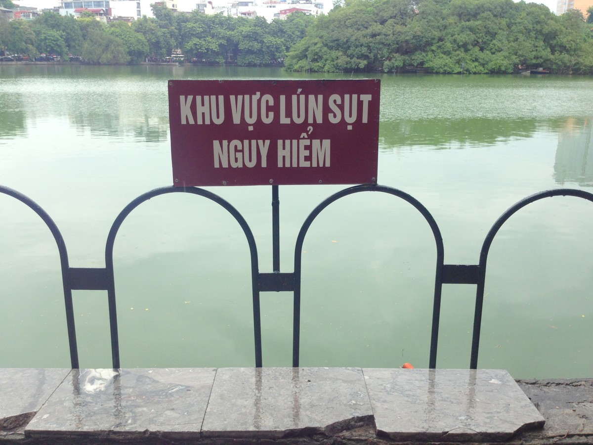 Theo ghi nhận của PV Kiến Thức, tại một số khu vực  bờ kè Hồ Gươm cho thấy nhiều điểm sụt lún đã được chính quyền cho dựng rào sắt và cắm biển cảnh báo nguy hiểm sụt lún để đảm bảo an toàn cho người dân.