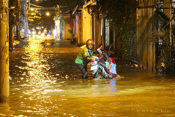 Mới đây, TP HCM đang trong đợt triều cường kỉ lục, hàng loạt các tuyến đường ngập nước liết tiếp trong nhiều ngày gây khó khăn cho việc di chuyển của người dân. Nhiều tuyến đường trên địa bàn TP HCM ngập sâu từ 0,2-0,3m, có nơi lên tới gần 0,5m khiến nhiều xe máy, kể cả ô tô chết máy, việc di chuyển của người dân rất khó khăn do tình trạng ngập nước. (Ảnh: Baodautu)