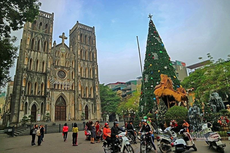 Chỉ vài ngày nữa là lễ Noel (Ngày Chúa giáng sinh), khắp đường phố Hà Nội xuất hiện những cây thông, ông già Noel với kích cỡ lớn được trang trí rực rỡ, phố Hàng Mã đã nườm nượp người đến mua bán đồ trang trí Noel.