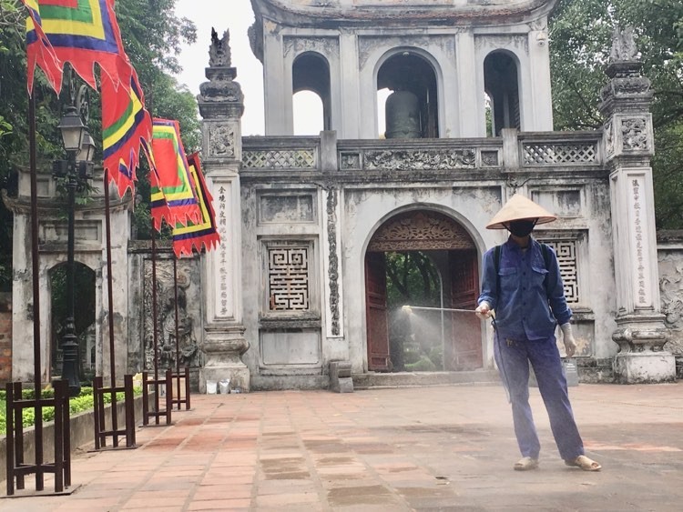 Sáng 10/3, hàng loạt di tích, danh lam thắng cảnh trên địa bàn Hà Nội đã  phun thuốc khử trùng phòng chống dịch Covid-19.