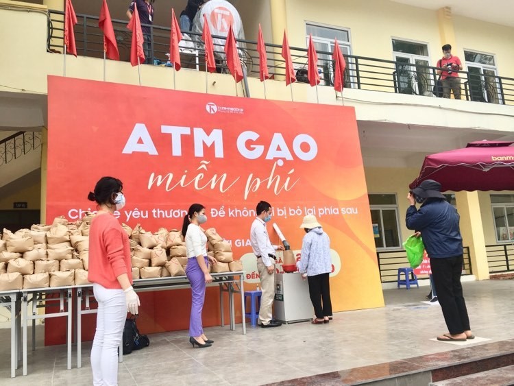 Trước tình hình khó khăn do ảnh hưởng của dịch COVID-19, một công ty sách với sự hỗ trợ của các nhà hảo tâm đã triển khai lắp đặt cây  “ATM gạo” tại nhà văn hóa phường Nghĩa Tân từ ngày 11/4.