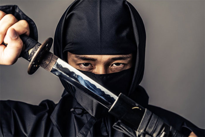  Ninja hay Nhẫn giả hoặc Shinobi là danh xưng để chỉ những cá nhân hay tổ chức gián điệp hoặc lính đánh thuê chuyên về hoạt động bí mật dưới thời phong kiến Nhật Bản.