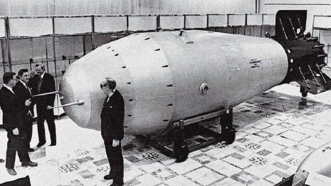  Tsar Bomba, còn được gọi là “Mẹ Cuzkin”, là quả đạn nhiệt hạch loại nhiều tầng trọng lượng 26.500 kg, dài 8 m và rộng 2,1 m.