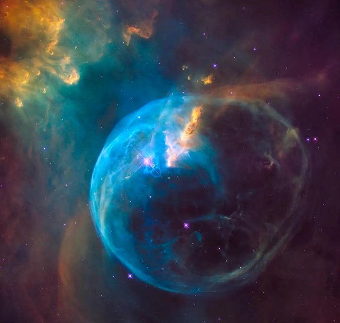  1. Tinh vân Bong Bóng: Ngày 21/4 NASA đã công bố  bức  ảnh tuyệt đẹp của một Bubble Nebula (Tinh vân Bong bóng) mà đã được Hubble ghi lại. Bubble Nebula là một ngôi sao lớn và có nhiệt độ rất cao, nó sản sinh ra khí và bụi được những cơn gió mạnh thổi vào không gian. Các vật chất này tạo thành những lớp hình cầu bao bọc xung quanh ngôi sao và nó vẫn luôn chuyển động giống như một bong bóng khổng lồ.