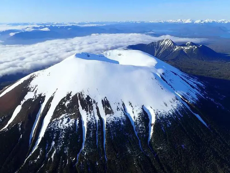 Nghiên cứu mới từ Đài quan sát núi lửa  Alaska đã phát hiện ra magma bên dưới Edgecumbe đang sau ngủ đang cố di chuyển lên trên, xuyên qua lớp vỏ Trái Đất.