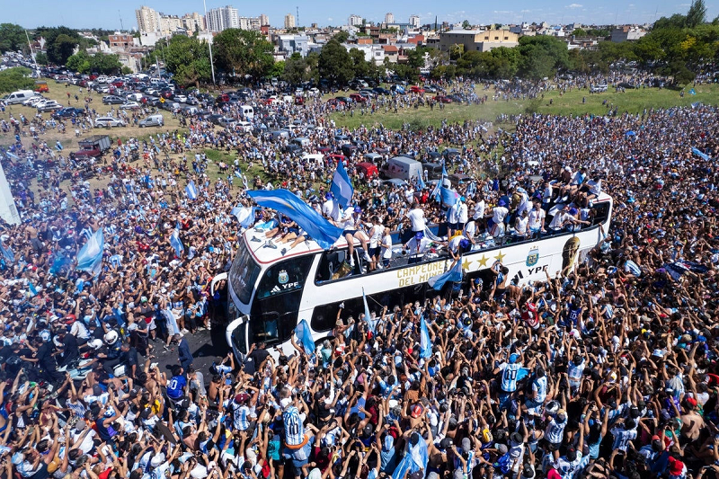 Mới đây, tuyển Argentina đã có buổi diễu hành quanh thủ đô Buenos Aires sau chiến thắng vang dội tại World Cup 2022. Trước chuyến rước cúp, những người hùng tranh thủ chụp với nhau nhiều kiểu ảnh.