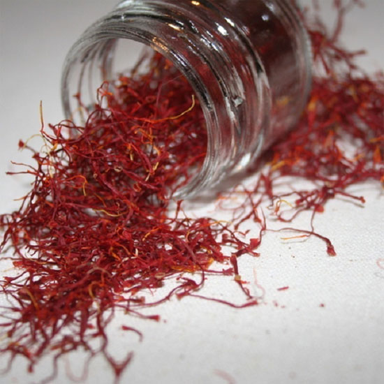  1. Saffron 11 USD/gram (233 ngàn VNĐ/gram): Là một trong những  chất đắt giá nhất hành tinh, Saffron là một chất giúp tạo mùi thơm cho các món ăn và các loại bánh. Saffron được bán ra dưới 2 dạng là bột và sợi nhỏ, tùy theo mục đích sử dụng của người dùng.