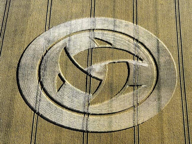 Crop circle - Vòng tròn đồng ruộng - là thuật ngữ dùng để chỉ những họa tiết, có kích thước khổng lồ, có thể lên đến hàng trăm mét, được tạo trên những cánh đồng do thân cây bị đổ rạp xuống, tạo ra màu sắc tương phản theo những đường nét nhất định.