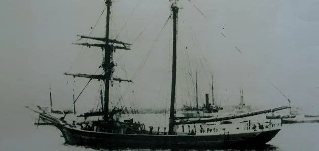 1. Tàu Mary Celeste: Đây là một trong những  con tàu mất tích nổi tiếng trong lịch sử. Vào ngày 4/12/1872, người ta tìm thấy con tàu ở Đại Tây Dương. Trên tàu không có bóng người, dù thời tiết lúc đó rất tốt và thủy thủ đoàn là những người đi biển giàu kinh nghiệm. Con tàu vẫn trong điều kiện tốt và vẫn căng buồm hướng về phía eo Gibraltar. Nước uống và lương thực vẫn đủ dùng cho hơn 6 tháng nữa.