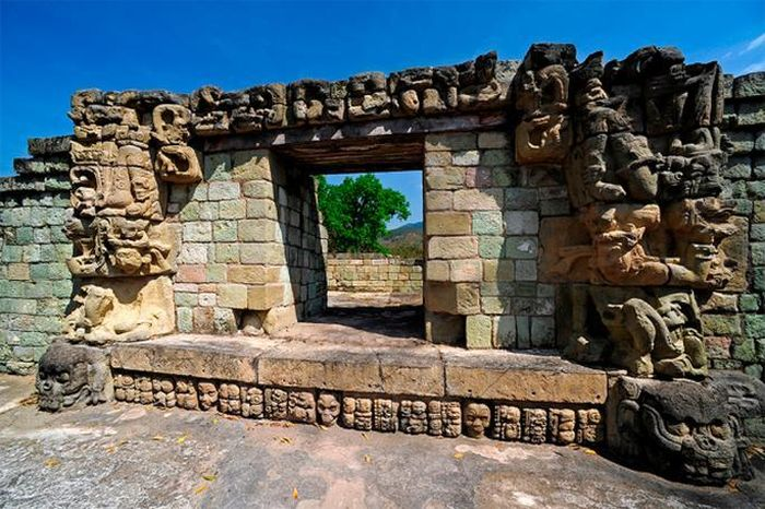 Kể từ khi khám phá được các cấu trúc đầu tiên của Văn hóa  Maya ở Chichen Itza, các nhà khảo cổ học đã tìm hiểu về chúng và đặt ra câu hỏi rằng làm thế nào chúng đạt được độ bền này.