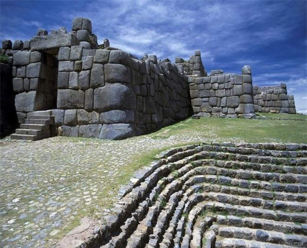 1. Khu phức hợp đền Saksaywaman, Peru. Người ta vẫn chưa ai giải thích được vì sao con người thời đó có thể xây dựng lên những bức tường kiên cố mà không sử dụng vữa. Ở nhiều bức tường, thậm chí một mẩu giấy cũng không thể lọt qua giữa các phiến đá. Các tảng trong cũng rất láng mịn và tròn trịa.