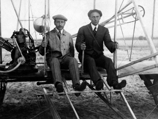 Câu chuyện kể về anh em nhà Wright, Orville Wright và Wilbur Wright, những người đã thực hiện chuyến bay đầu tiên trong lịch sử và đóng góp quan trọng cho sự phát triển của ngành  hàng không hiện đại.