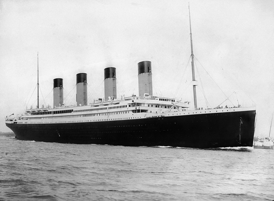 Vào đêm 14/4/1912, con tàu hơi nước sang trọng nhất thế giới, RMS  Titanic, khởi hành từ Southampton, Anh, trên hành trình vượt Đại Tây Dương đến New York, Hoa Kỳ. Nhưng điều không ai có thể ngờ tới là chuyến hải trình này sẽ trở thành một bi kịch đen tối đánh dấu sự kết thúc của một trong những tàu khổng lồ nhất lịch sử.