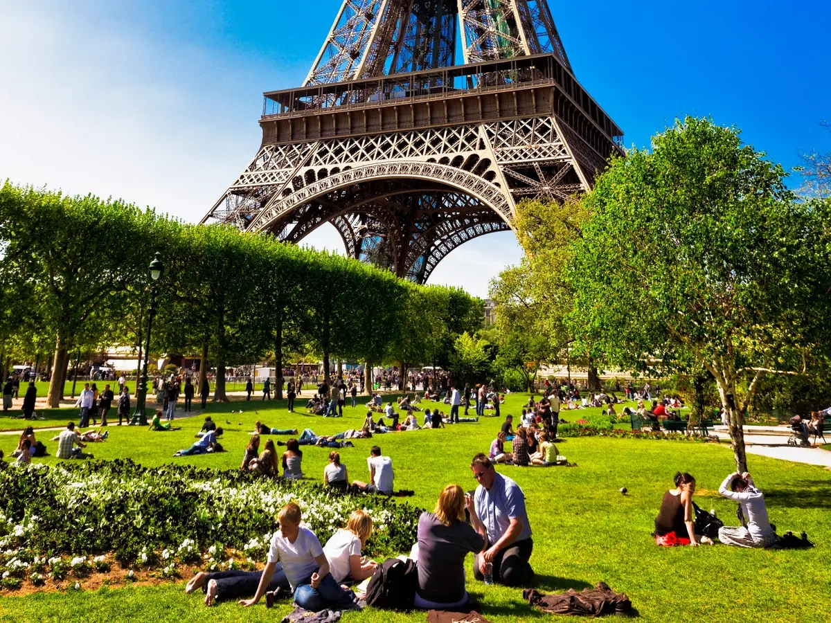 1. Tháp Eiffel ở thủ đô Paris, Pháp là công trình mang tính  biểu tượng nổi tiếng thế giới. Nơi đây đón khách tham quan từ năm 1889. Từ đó đến nay, hàng triệu du khách khi ghé thăm thủ đô Paris hoa lệ thường không thể bỏ qua tháp Eiffel.