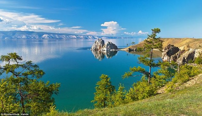 Hồ Baikal nằm ở Siberia, Nga, được công nhận là  hồ sâu nhất thế giới, chứa khoảng 1/5 lượng nước ngọt trên Trái Đất.