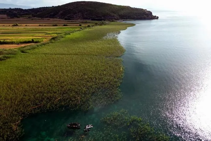 Dưới lòng hồ Ohrid - một trong những  hồ sâu và lâu đời nhất châu Âu, nằm giữa Cộng hòa Macedonia và Albania - nhà khoa học đã phát hiện một khu định cư cổ có thể đã tồn tại cách đây 8.000 năm. Đây được cho là ngôi làng lâu đời nhất ở châu Âu được biết đến nay.