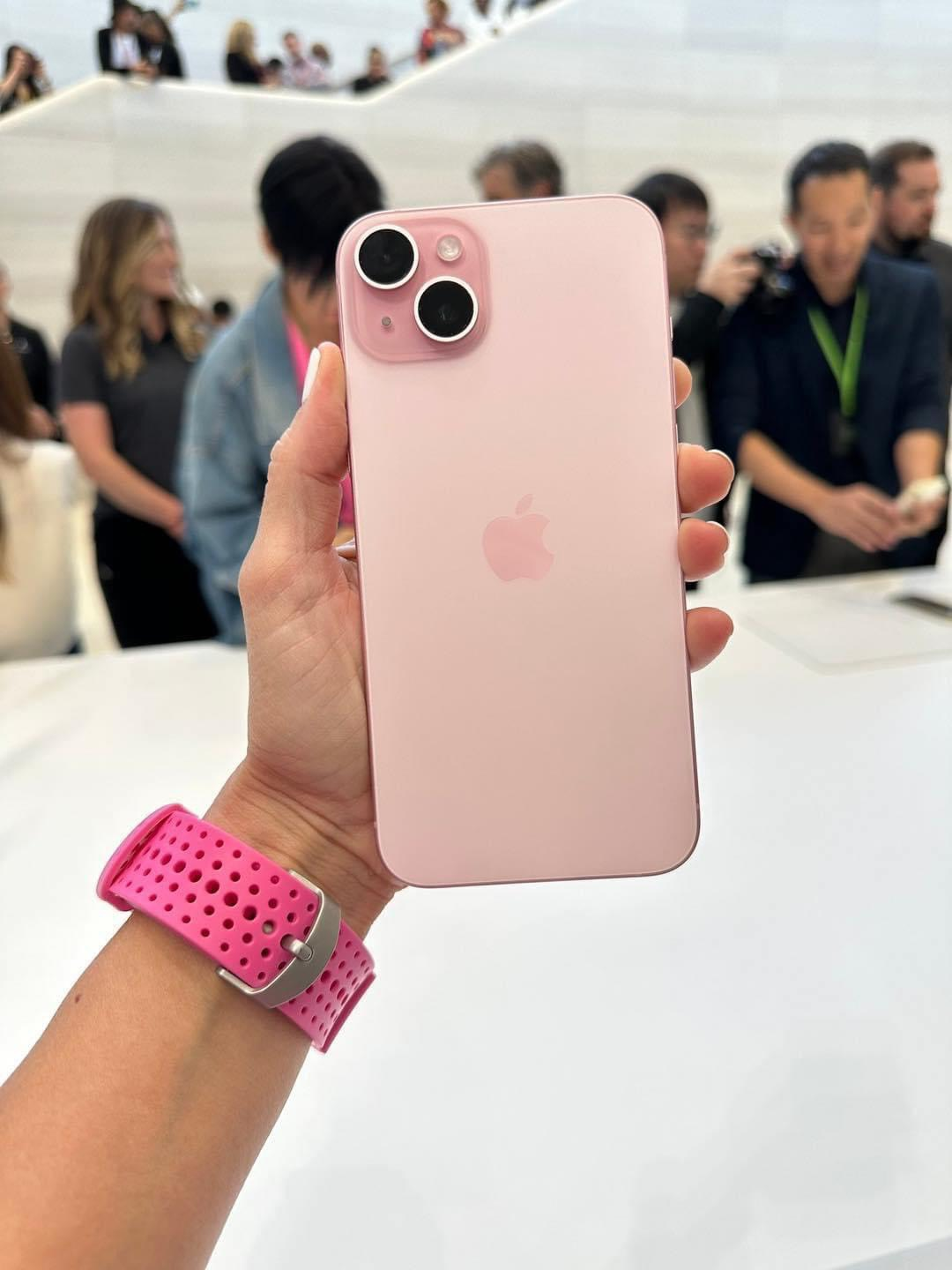 Màu hồng, còn được gọi là Magenta, trên phiên bản  iPhone 15 tiêu chuẩn và Plus được mô tả là sắc hồng độc đáo và thu hút, phù hợp với người dùng yêu thích sự sang trọng và thời thượng.