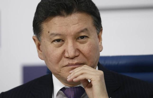 Theo ông Ilyumzhinov, sự kiện này diễn ra vào tháng 9/1997 tại Moscow, Nga. Ông được gọi ra ban công, khi ra ngoài, ông nhận ra mình đang ở trên một tàu của  người ngoài hành tinh. Những người này được mô tả là có hình dạng giống người, cao hơn một chút so với con người và mặc bộ đồ màu vàng.