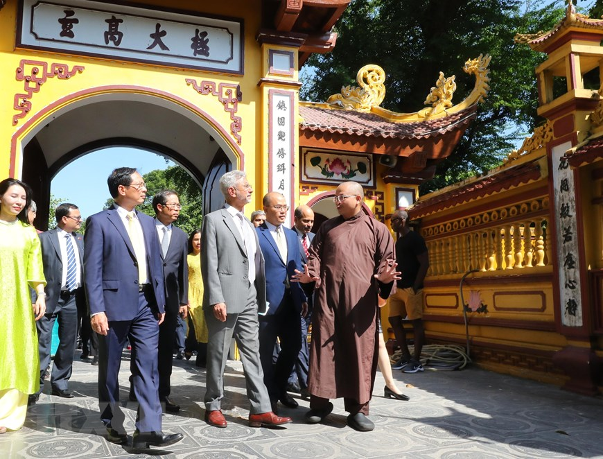 Bộ trưởng Ngoại giao Bùi Thanh Sơn và  Bộ trưởng Ngoại giao Ấn Độ Subrahmanyam Jaishankar thăm chùa Trấn Quốc, Hà Nội. (Ảnh: Lâm Khánh/TTXVN)