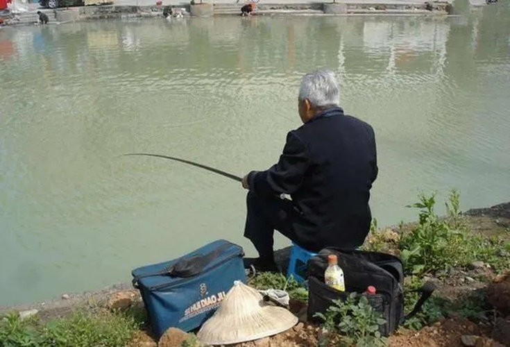 Một ngày câu cá bên bờ sông An Dương, ông lão ở thành phố Lạc Dương, tỉnh Hà Nam, Trung Quốc, vô tình câu được một " báu vật".