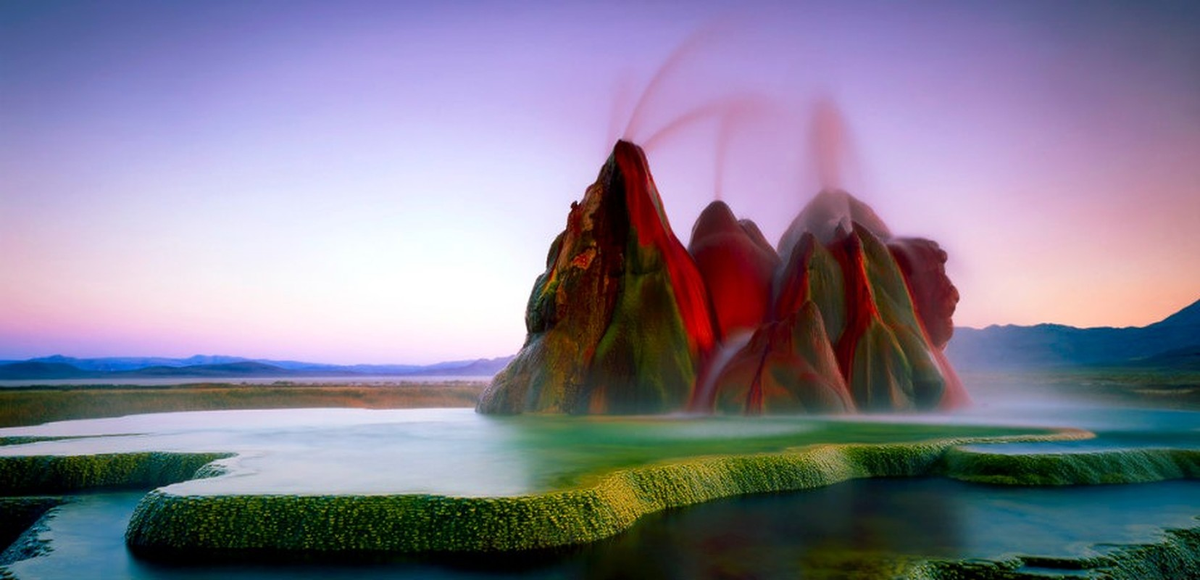 1.Fly Geyser, Mỹ: Sự hình thành quang cảnh địa nhiệt khiến Fly Geyser là một sự hi hữu của thiên nhiên và con người. Người ta dự tính xây dựng một cái giếng ở đây, tuy nhiên trong quá trình khoan, một sơ sót khiến cho nước phun lên bề mặt, sau nhiều năm bồi tụ các chất trong dòng nước ngầm, một ngọn núi cao khoảng 1,5 mét đã hình thành và vẫn đang tiếp tục tăng kích thước.