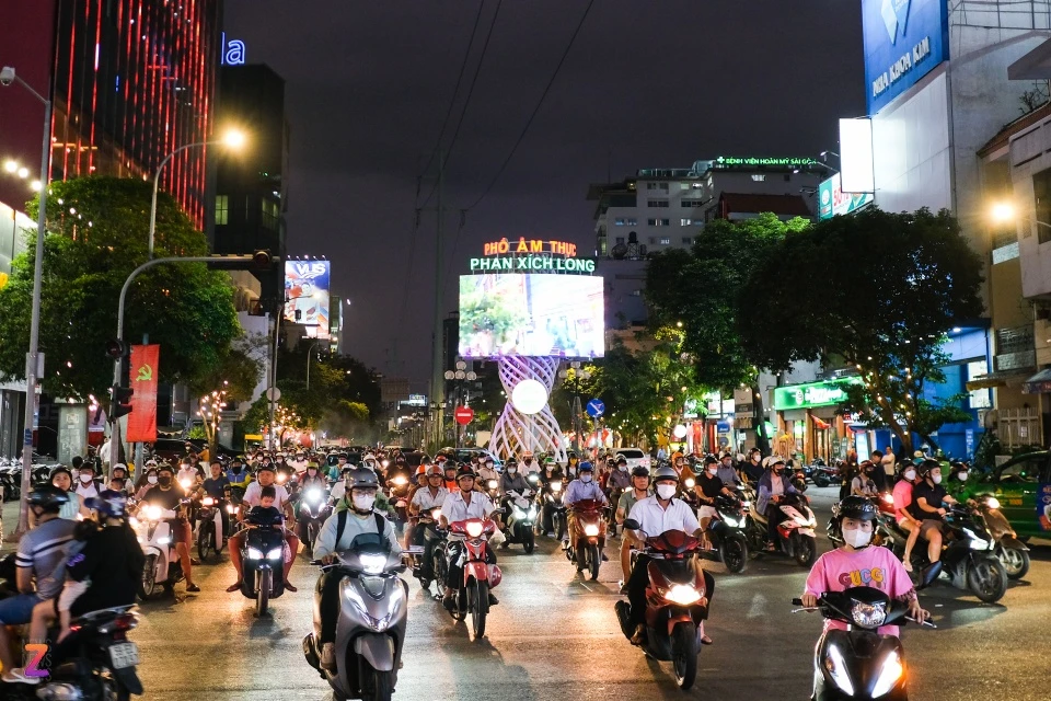 Vốn được biết đến là con đường tập trung nhiều nhà hàng, quán ăn, phục vụ đa dạng ẩm thực từ nhiều quốc gia, đường Phan Xích Long chính thức trở thành phố ẩm thực, giới hạn từ ngã tư Phan Xích Long - Phan Đăng Lưu đến đường Vạn Kiếp và các tuyến đường nhánh thuộc phường 1, 2, 7.