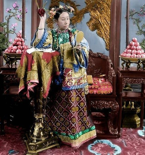  Từ Hi Thái hậu (1833 - 1908) là một trong những người phụ nữ quyền lực và có ảnh hưởng nhất của nhà Thanh cũng như trong lịch sử phong kiến Trung Quốc. Bà là sủng phi của Thanh Văn Tông Hàm Phong Đế và là mẹ đẻ của vua Đồng trị.