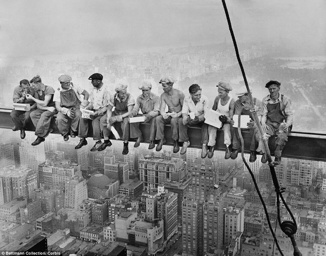 " Bữa trưa trên tòa nhà chọc trời" (Lunch atop a Skyscraper) là một trong những bức ảnh lịch sử nổi tiếng nhất mọi thời đại, không chỉ vì khung cảnh kỳ vĩ mà còn bởi những bí ẩn xung quanh nó. Bức ảnh này, chụp vào năm 1932 tại New York, luôn khiến người xem trầm trồ và thán phục, nhưng đồng thời cũng gây ra nhiều tranh luận về tính chân thực của nó.