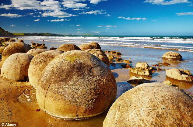 Điển hình là  bãi đá Moeraki ở New Zealand, còn được gọi là “Những quả dưa hấu của nhà tiên tri Elijah”.