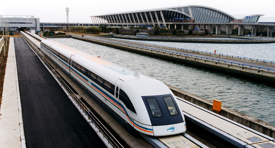 1. Shanghai Maglev, Trung Quốc: Tốc độ tối đa: 431 km/h. Shanghai Maglev là  chuyến tàu đệm từ trường (maglev) đầu tiên trên thế giới, hoạt động từ năm 2004. Tuyến đường dài 30 km kết nối sân bay quốc tế Phố Đông với khu vực ngoại ô Thượng Hải chỉ trong 7 phút rưỡi. Sử dụng công nghệ từ trường nâng và đẩy, Shanghai Maglev đạt tốc độ tối đa 431 km/h, biến nó trở thành chuyến tàu thương mại nhanh nhất thế giới. (Ảnh: Wikipedia)